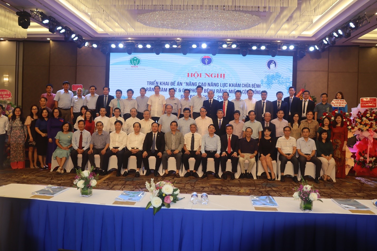 Các đại biểu tham dự Hội nghị chụp ảnh lưu niệm